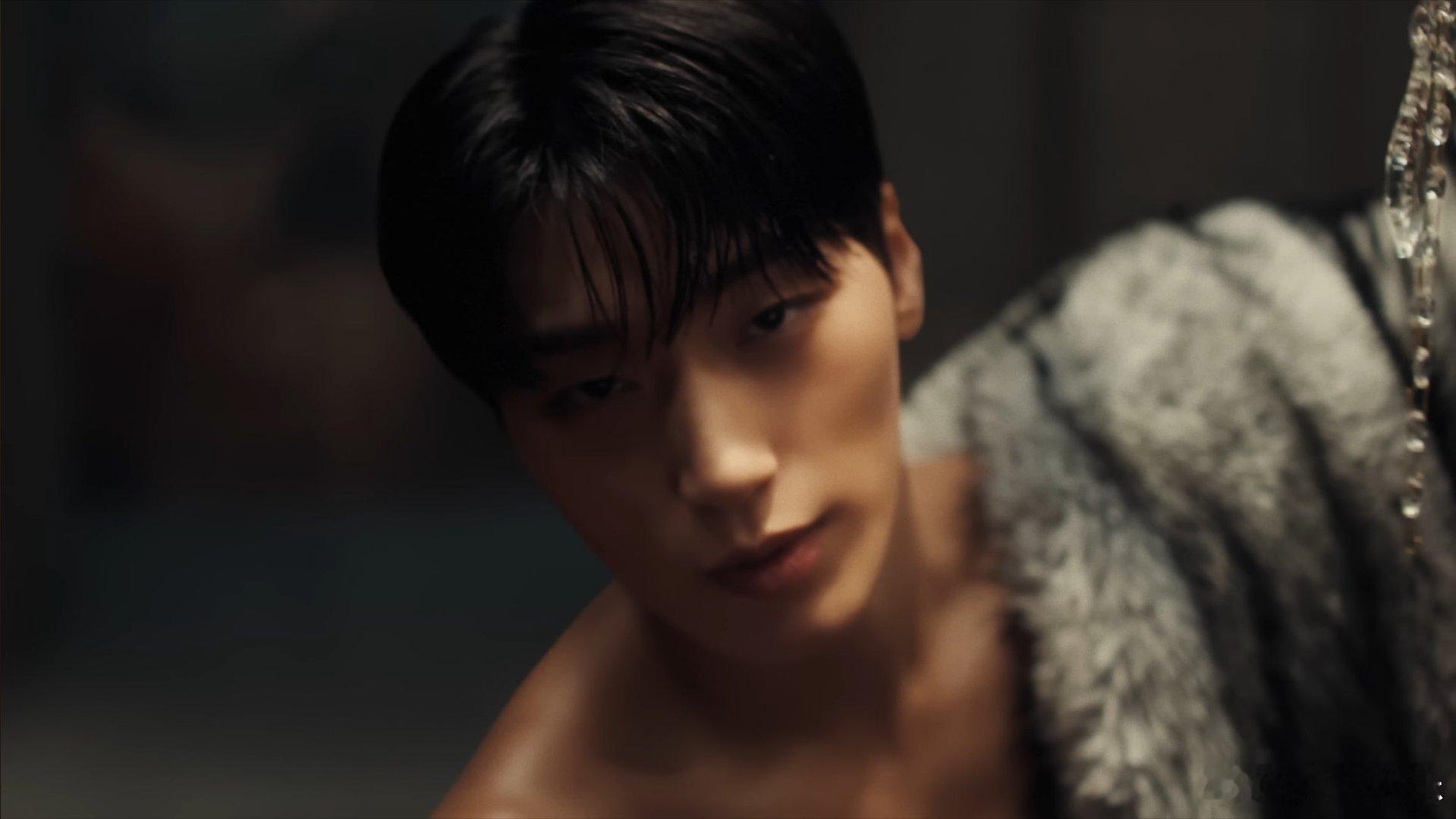 ATEEZ的San在音乐视频《Ice On My Teeth》中。 