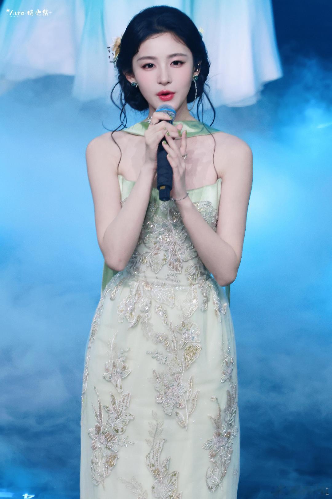 又听到赵晴唱歌了 声音干净又有力量，也太会唱了吧，赵晴就这么全面发展！ 