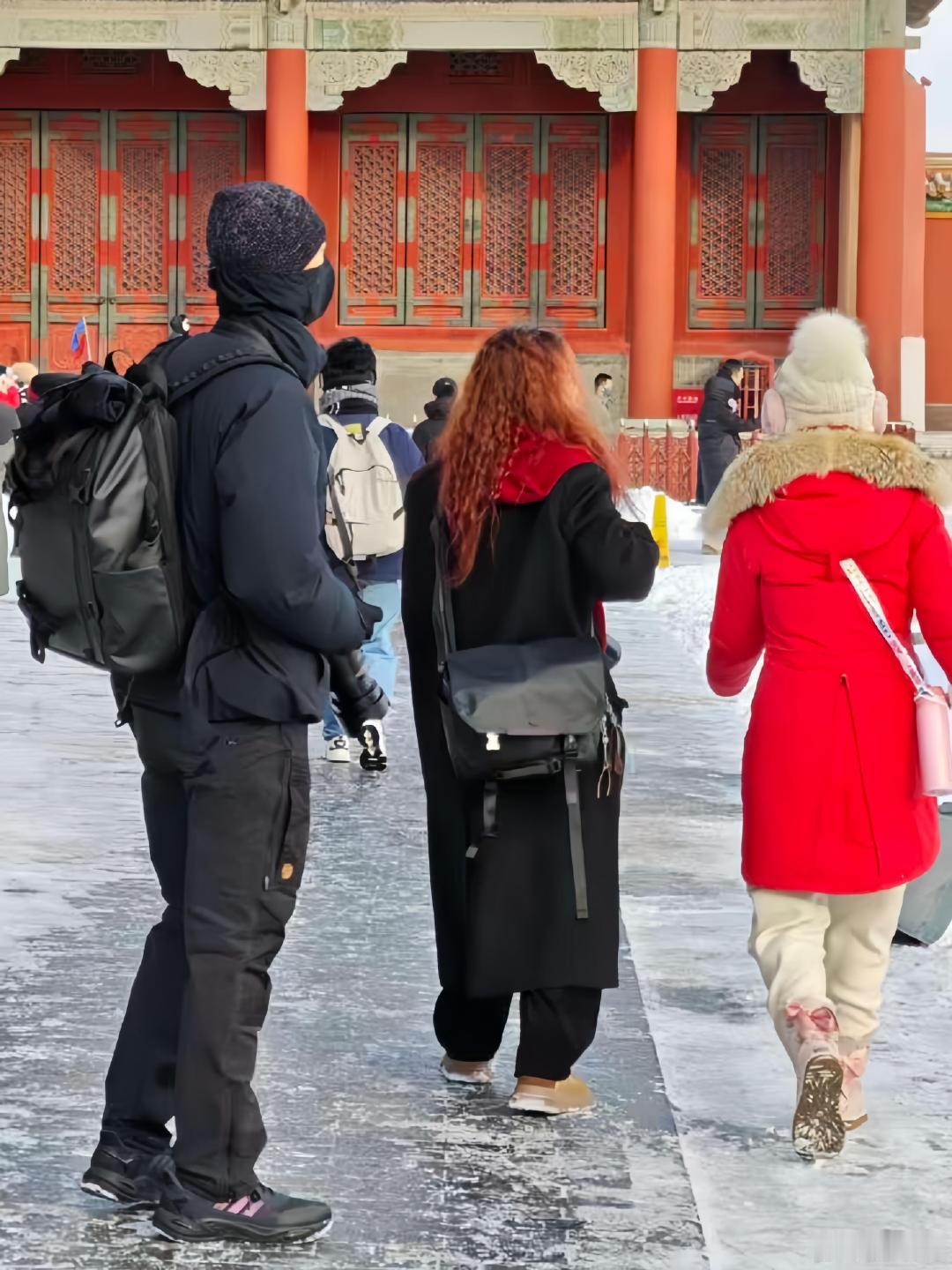 北京故宫偶遇李现故宫偶遇李现拍初雪故宫偶遇李现拍初雪，大长腿在人群里太扎眼了，还