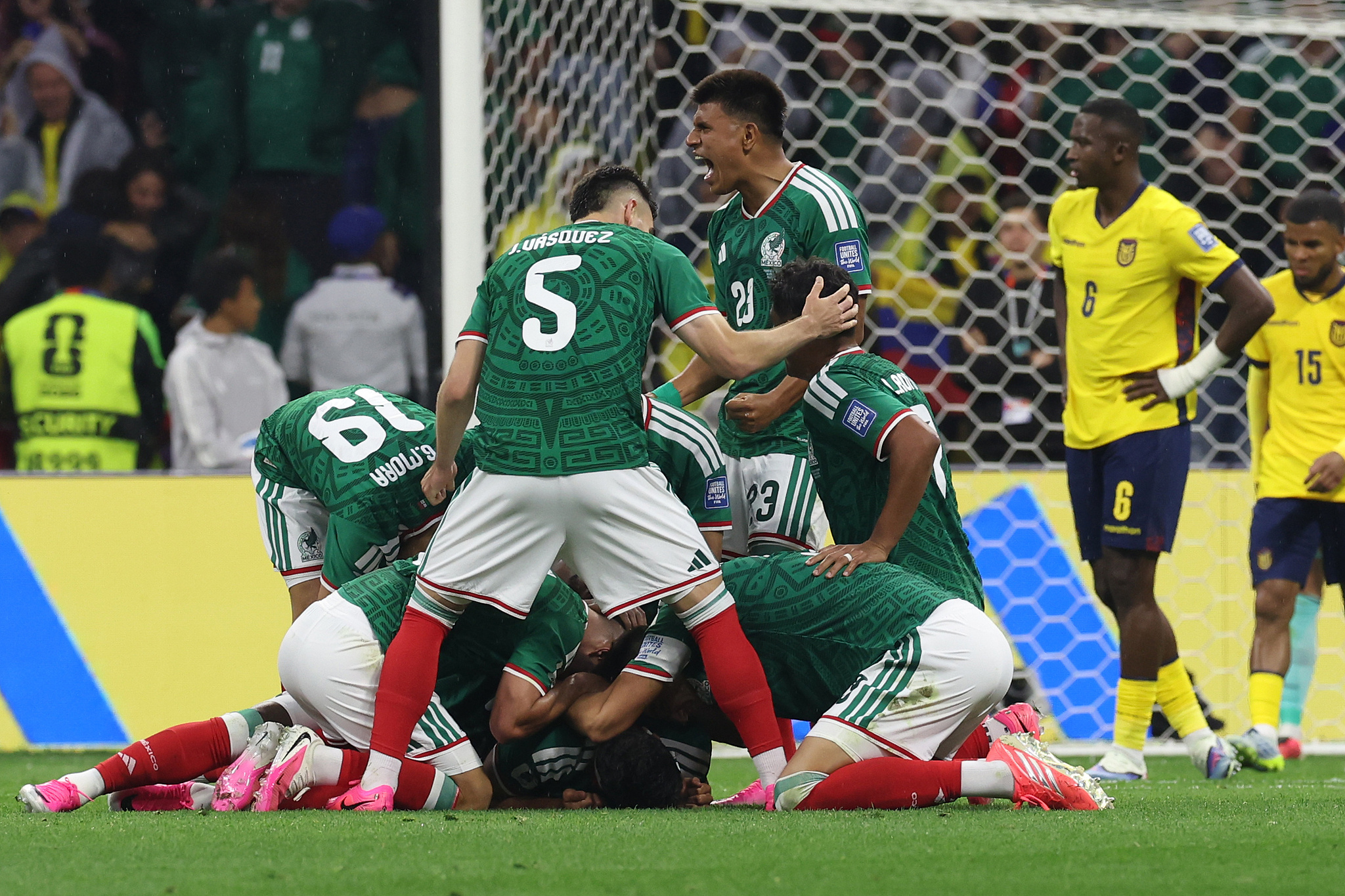 墨西哥2比0厄瓜多尔 世界杯 世界杯1/16决赛，东道主墨西哥2比0击败十人厄瓜