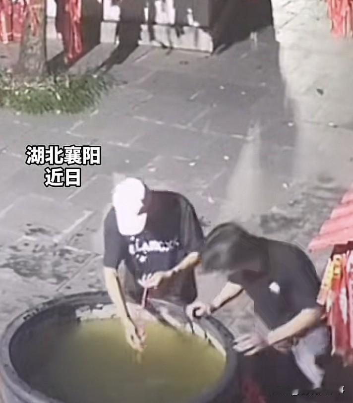 真拿段子当现实了？湖北襄阳，两名年轻男子心生邪念，把算盘打到了道观的功德池里，趁