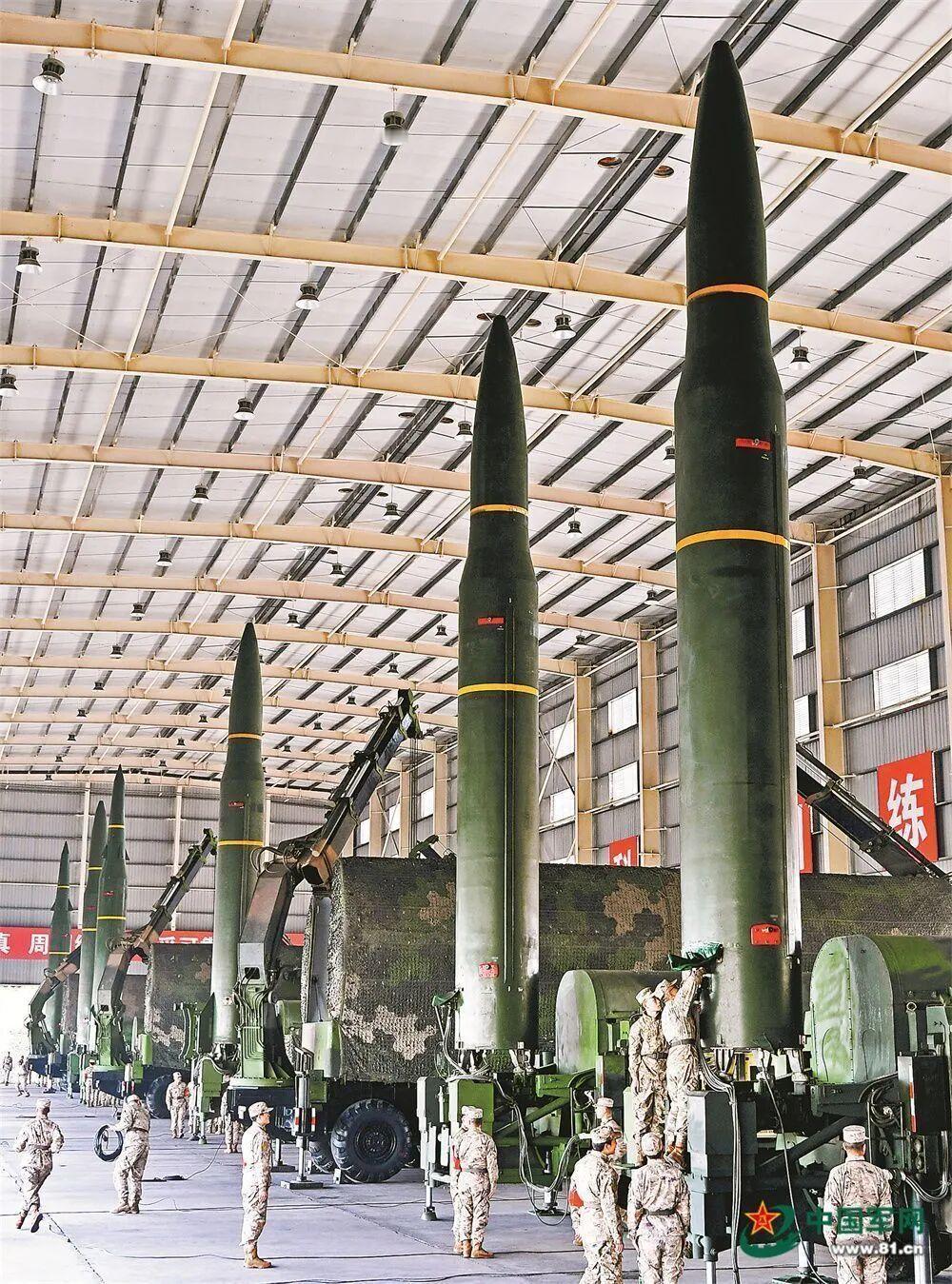 机动弹头版东风16首次亮相，原来最早亮相的是“钻地弹”
画面中，远处两枚战斗部有