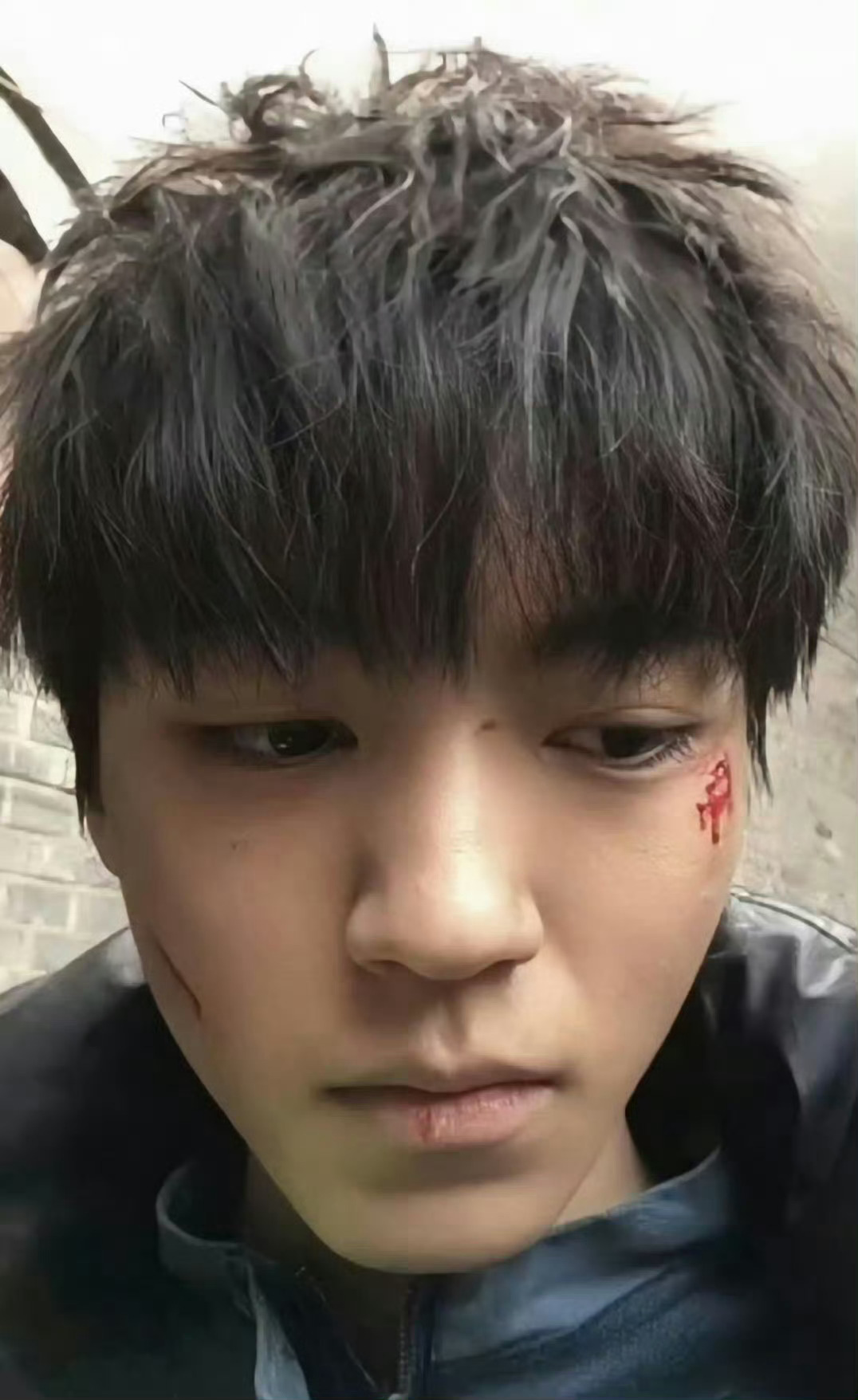 王俊凯的受伤妆 