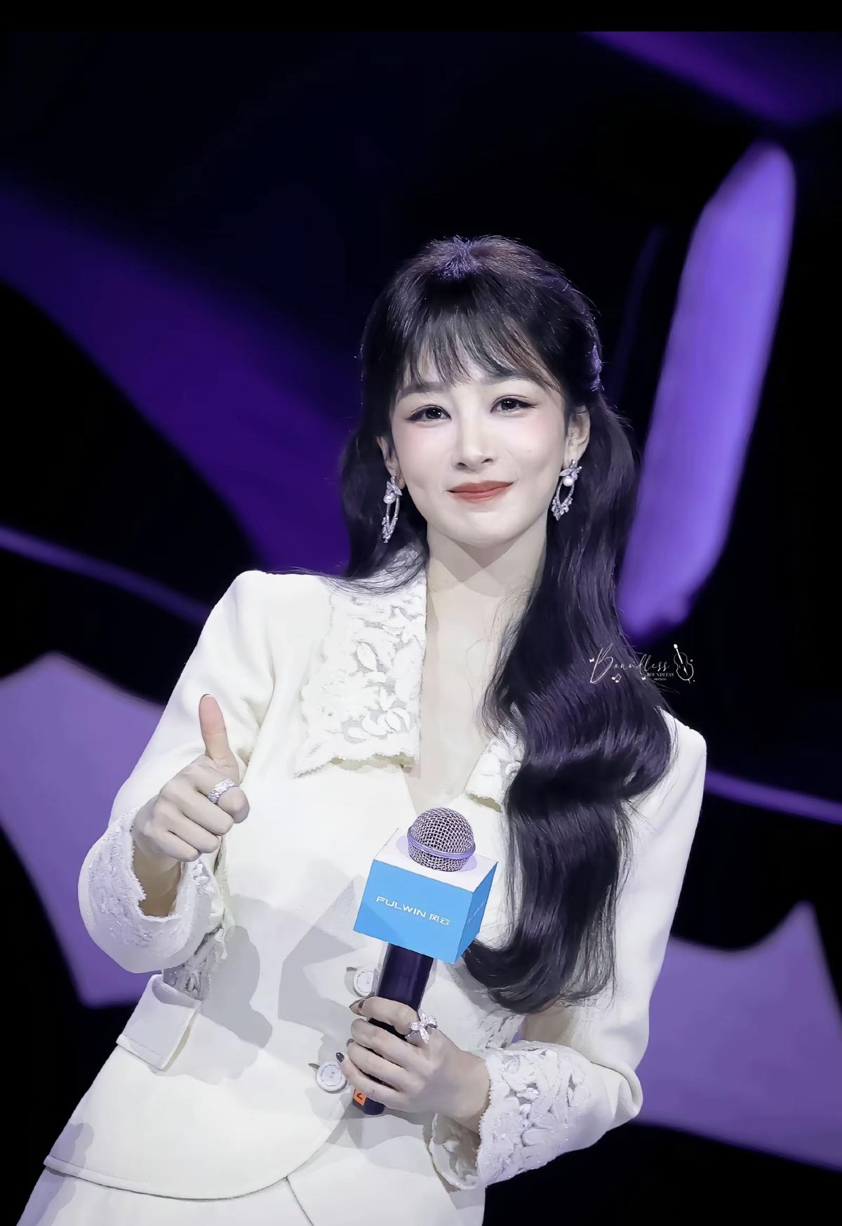 一点没漏，但美的端庄大气[赞]淑女委婉大气杨紫[比心] 是优雅知性的杨紫！好美[