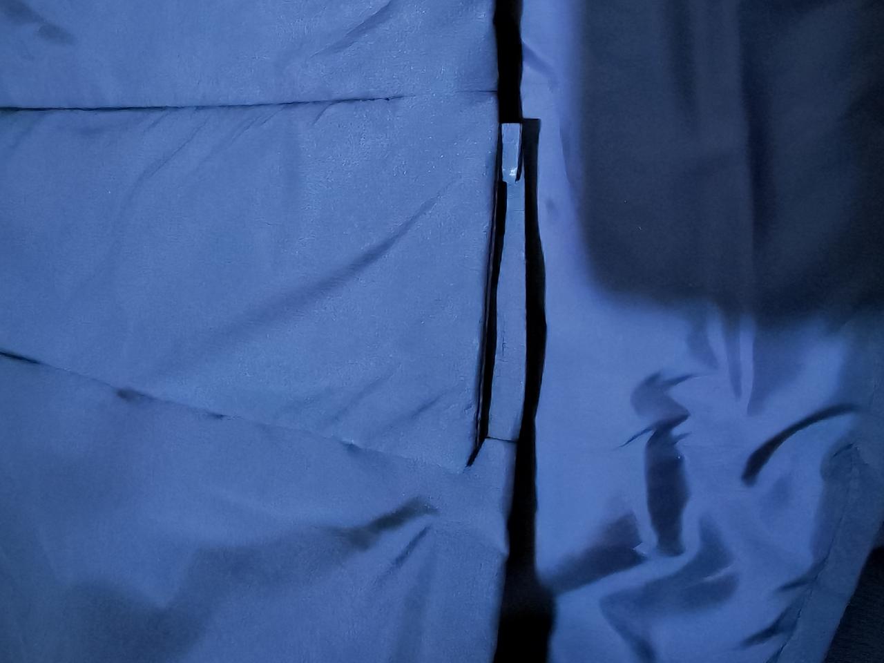 冬日生活打卡季冬季买羽绒服要注意，便宜没有好货好货不便宜。拉链两侧一长一短，外面