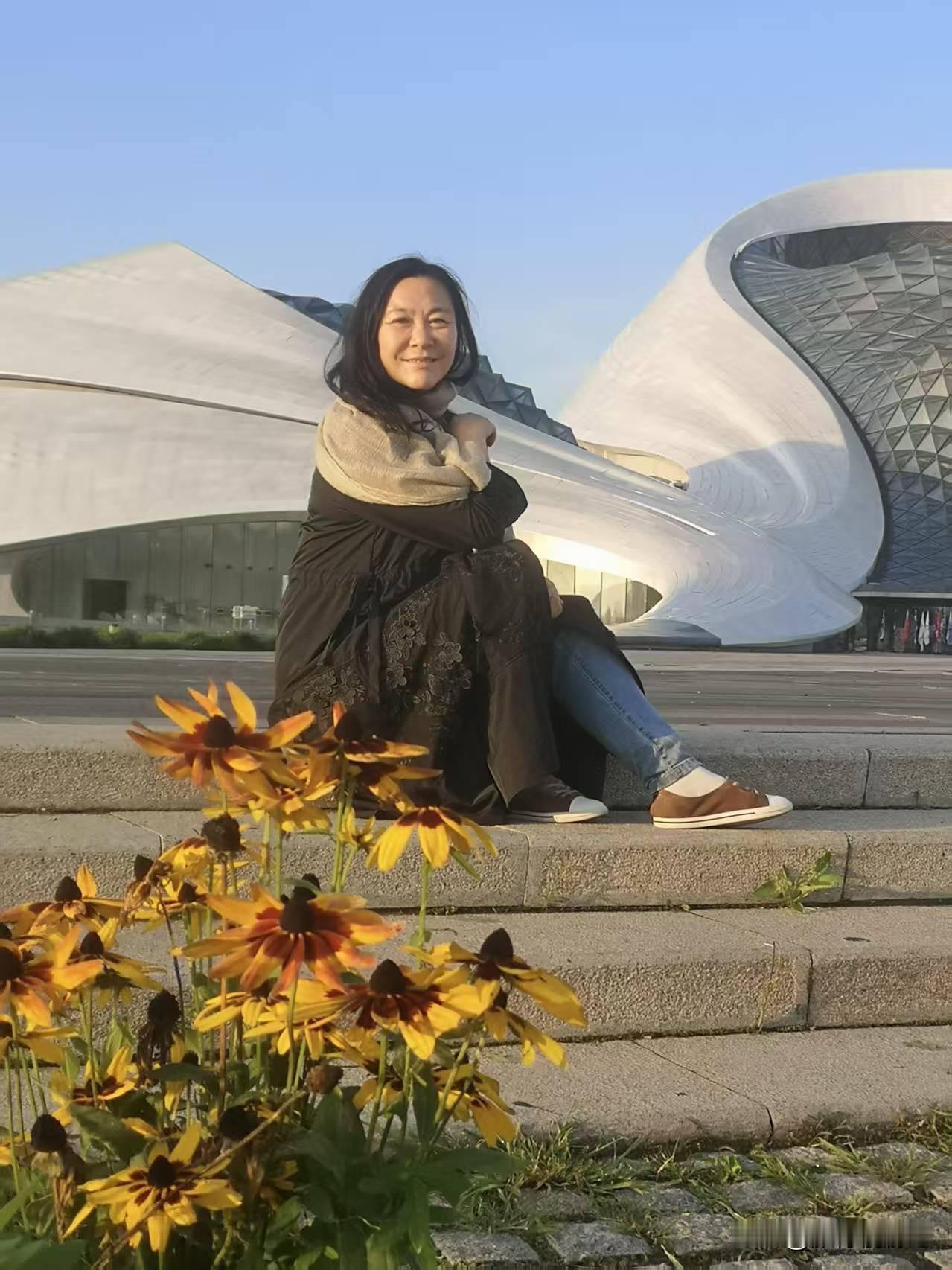 记录我的2026哈尔滨大剧院以异型双曲面设计惊艳世界，如冰雪缎带飘落湿地，其声学