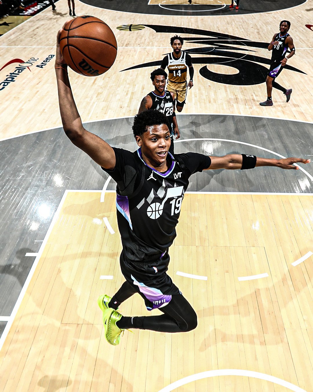 终于轮到我了，第五顺位的ace贝利对奇才打出爽局：32分7记三分球。赛季剩余时间