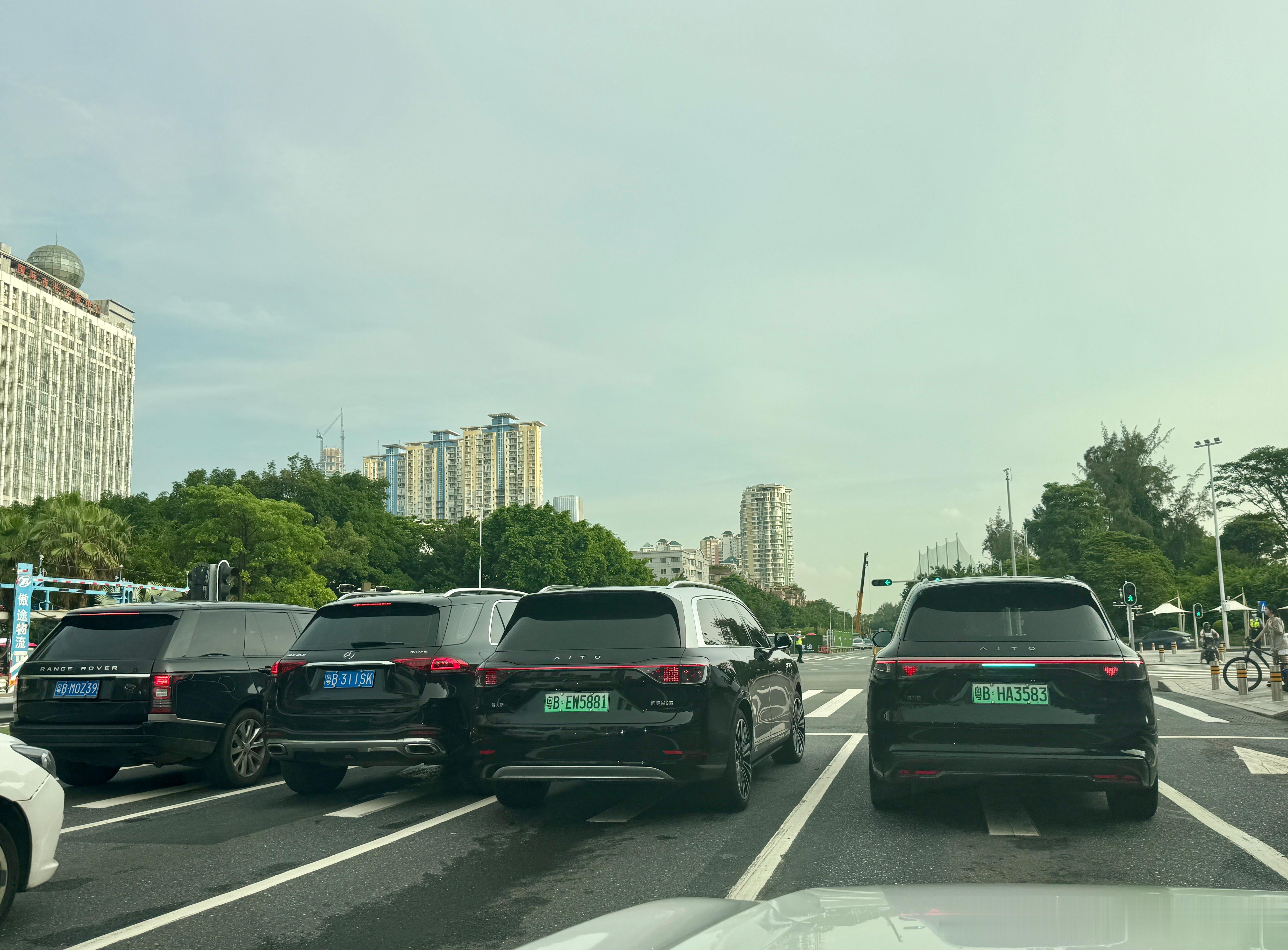 路上红灯一停，画风都变了，你会选择哪了一台呢？ 