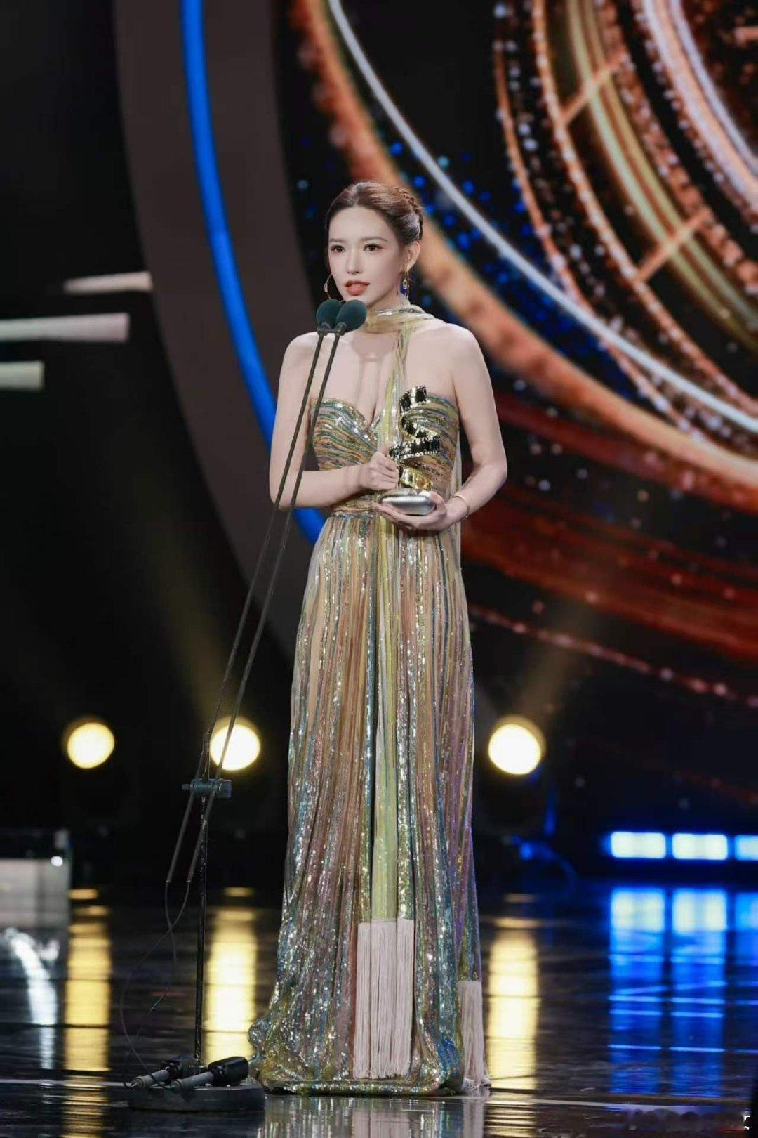 林允程潇李思潼合照上了孙怡别拍了快进来！林允程潇李思潼仨美人贴贴，你再当摄影师我