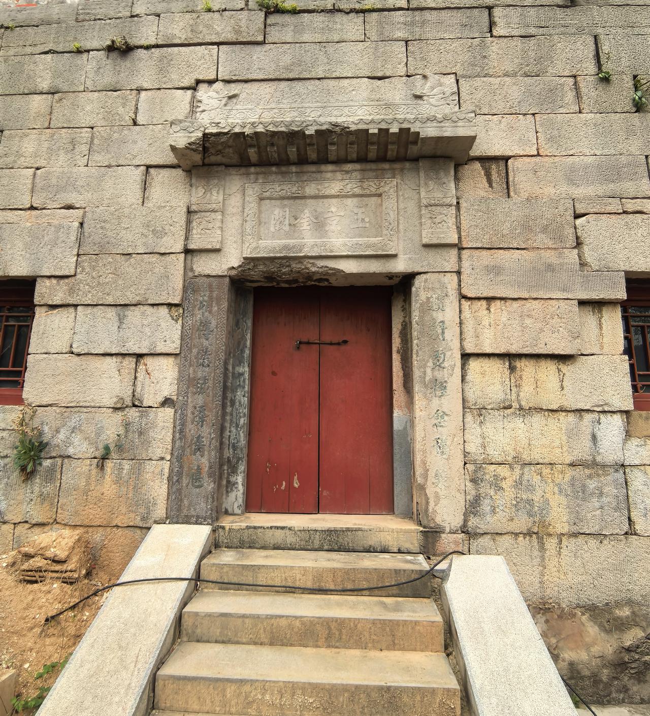 这是一处省级文保单位一一三教堂，因为公路施工拆除了大部分庙宇和道观，现残存的这处