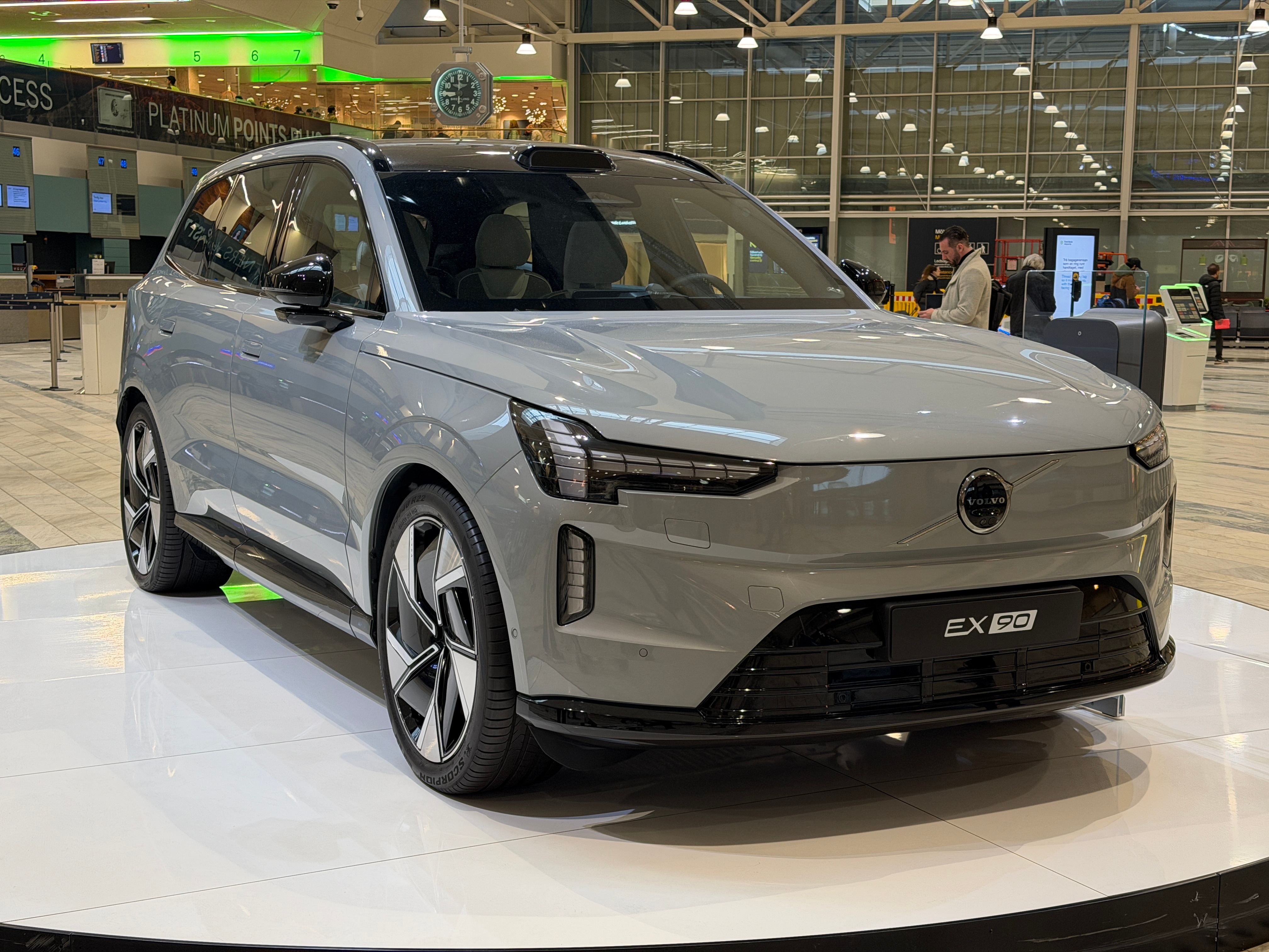 沃尔沃在哥德堡的存在感是太强了。昨天餐厅偶遇一对美国夫妇，还非要帮我拍照（图2）