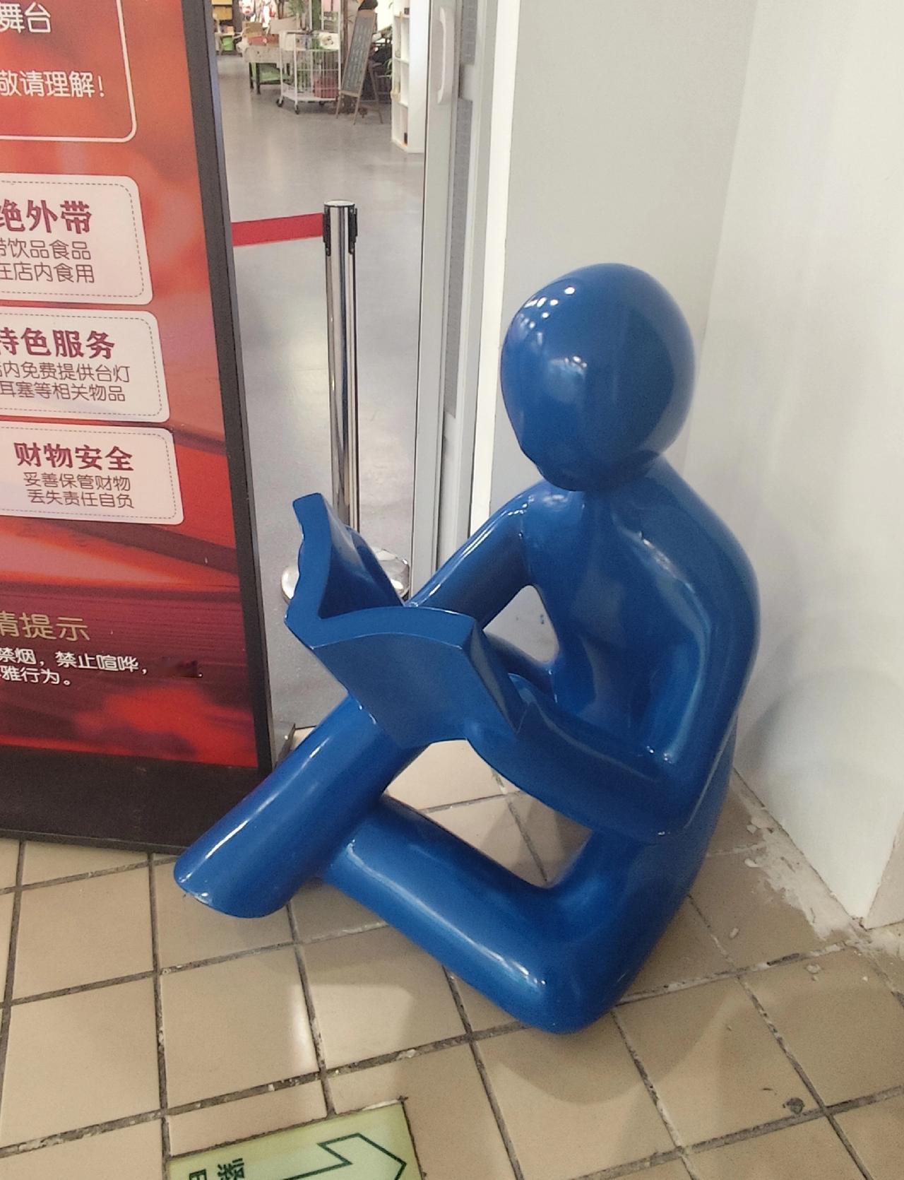 我认为支持。教育应当公平对待每个学生，不应为了追求升学率，而采取重点班的方式。