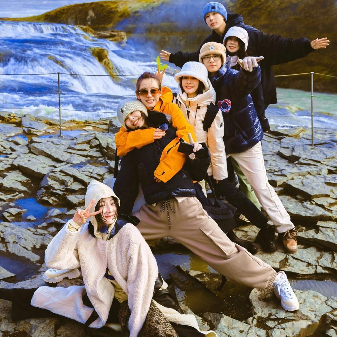 胡先煦 乌托邦的孩子他有一种魔力，能把剧本里的乌托邦照进现实。爱在流转，而他就是