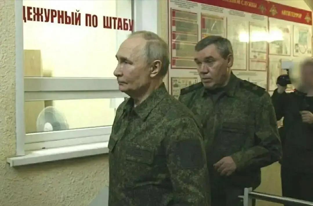 果不其然
 
普京突然穿上了军装。
 
就在2024年10月，俄罗斯莫斯科，普京