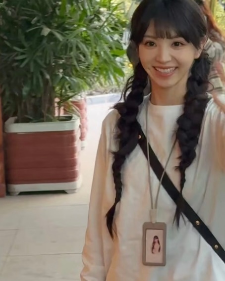 真的被萌到了哇 赶飞机还带着工作牌 