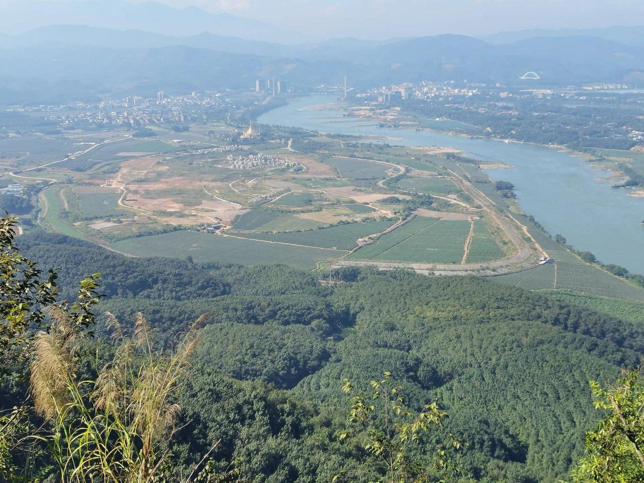 分享一张你在西双版纳的照片两地的远眺。