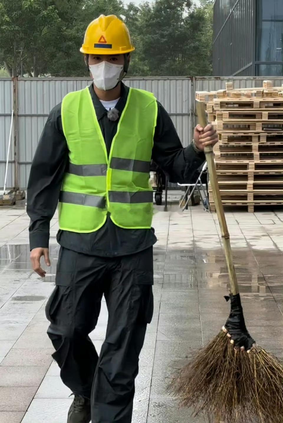 这居然是阮经天这是有什么新剧吗？工服不像真工作啊感觉是新剧，不过别人是怎么认出来