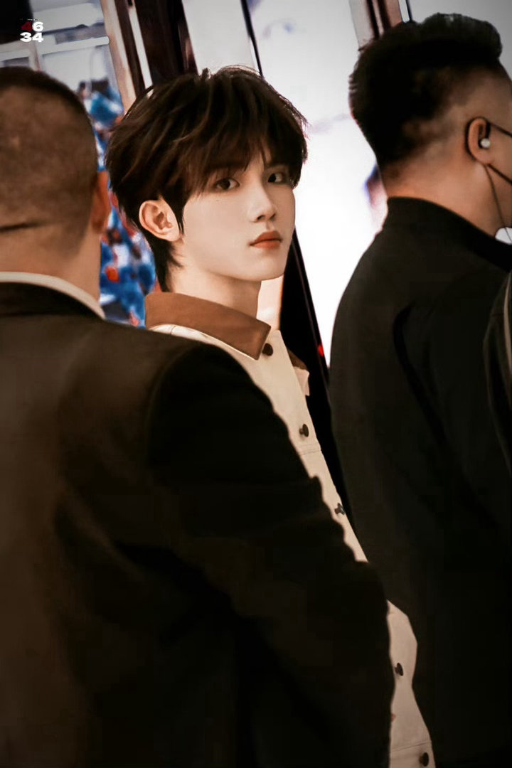 妈呀今天哥哥帅死了 必须来微博孝我 