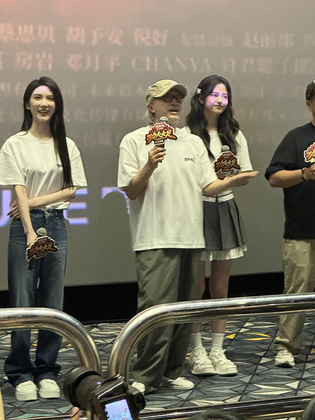 雪野曝周星驰张小斐艾米林子聪幕后照星女郎雪野发功夫女足幕后花絮照 张小斐和艾米站