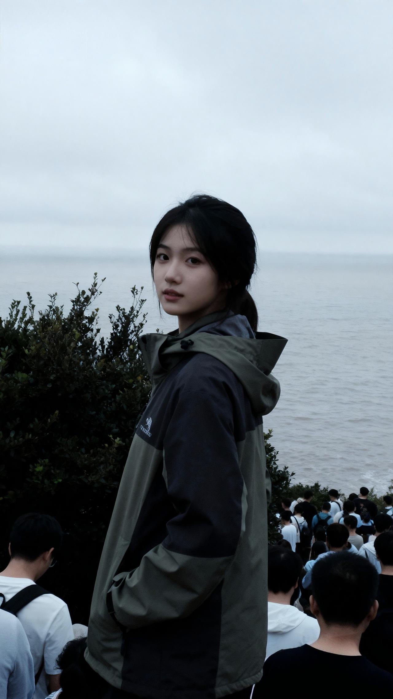 紧身牛仔裤配什么颜色的上衣好看