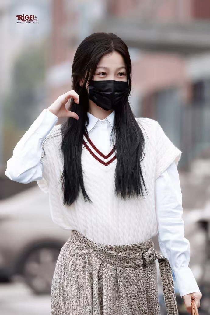 虞书欣白衬衫学院风毛衫look虞书欣温柔学姐风虞书欣双马尾学妹造型虞书欣终于穿厚