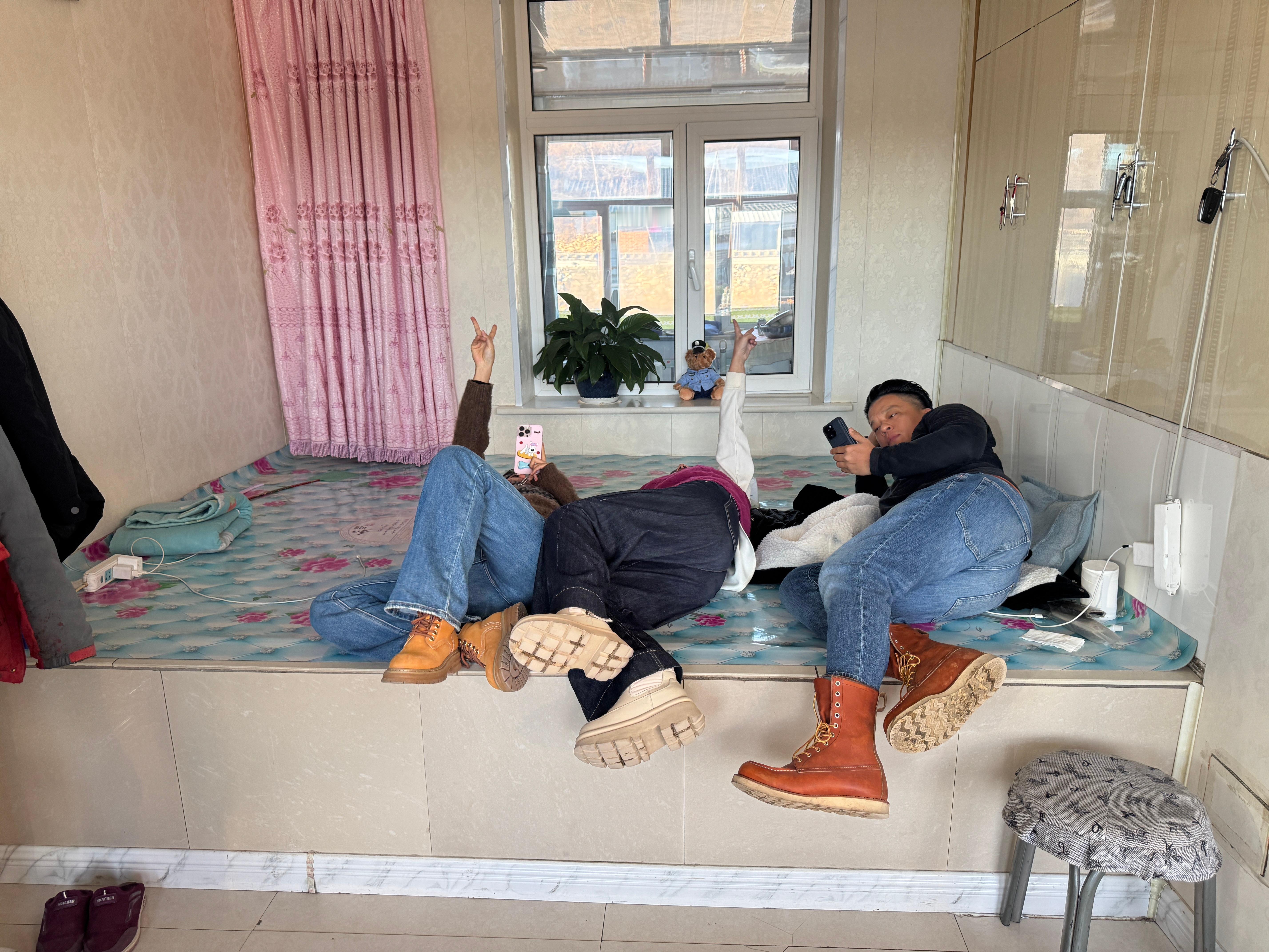 这趟游记把拉到我老家了，他们仨现在已经上炕了😄舅舅宰了只🐑，宰了只大鹅🦢待