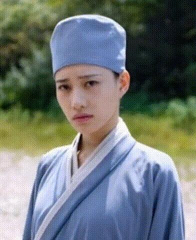 他曾是家喻户晓的童星，
如今却很少露面，
他到底怎么了，
这一切都是因为一部电视