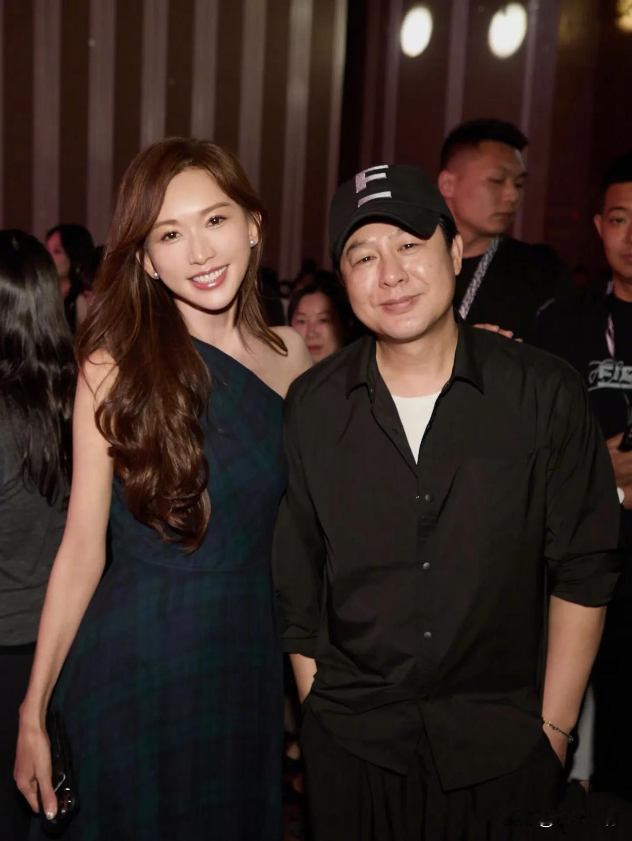 林志玲分享自己和张颂文合照。网友：仿佛看到了美女与野兽。
其实这话有点夸张了，张