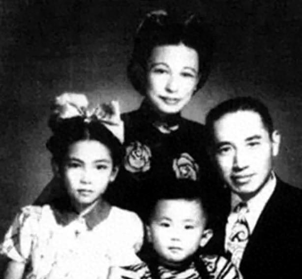 1943年，郭婉莹难产住院，可他的丈夫却在寡妇家过夜。出院后，郭婉莹梳洗打扮一番