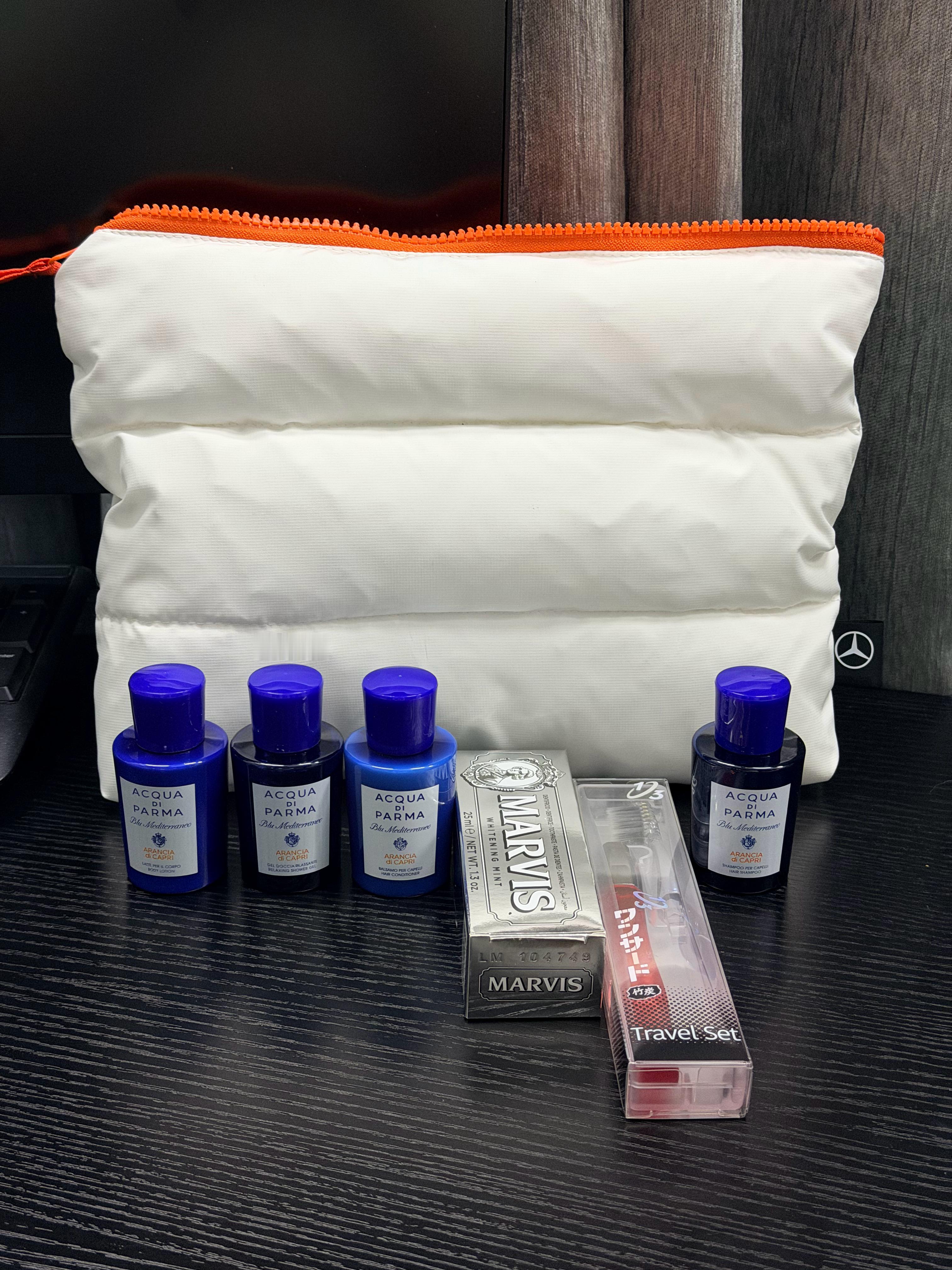 庆舍的宠粉计划  本周抽奖第一弹奔驰冰雪活动送的洗漱包全套转发上一条视频，抽两个