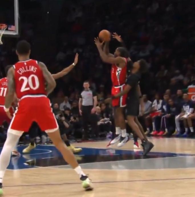 不是哥们你真乔丹啊？伦纳德今日单手抓球空中静止下坠投篮 神似乔丹
这球居然不是2