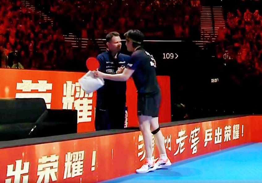 笑死我了，王楚钦4:2拿下小布后，去和小布教练握手，
结果被他教练抓住，
笑着聊