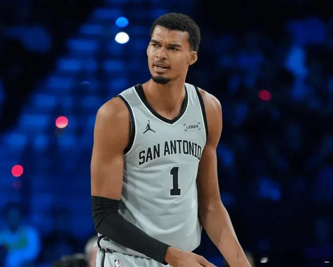 NBA杯半决赛，。赛后，接受了采访，谈到了文班亚马那次被切球后的中距离命中。卡鲁