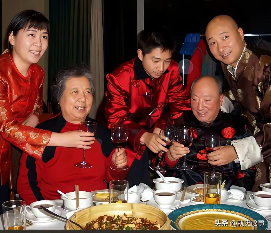 老戏骨陈强寿宴留影，一家三代举杯，满是烟火温情。镜头下，陈强端坐主位，脸上带着慈