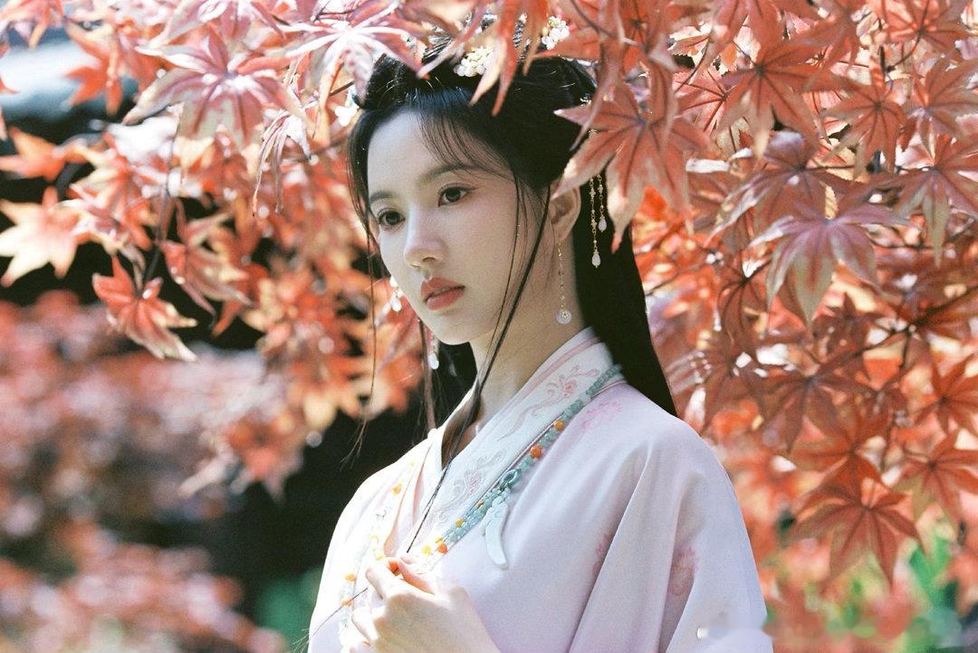 刘些宁18宫格胶片刘些宁18宫格的美貌十八张胶片定格美好瞬间，多样风格轻松驾驭，