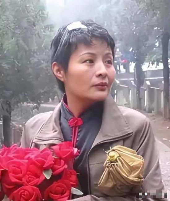 [太阳]1984年，老山前线，17岁的战士赵勇，对18岁的女医务兵谢楠说到：“姐
