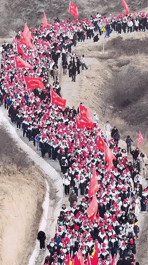 坚持一年两年三年你可以说是作秀，可固原师生徒步108里祭英烈持徒步已经是第31个