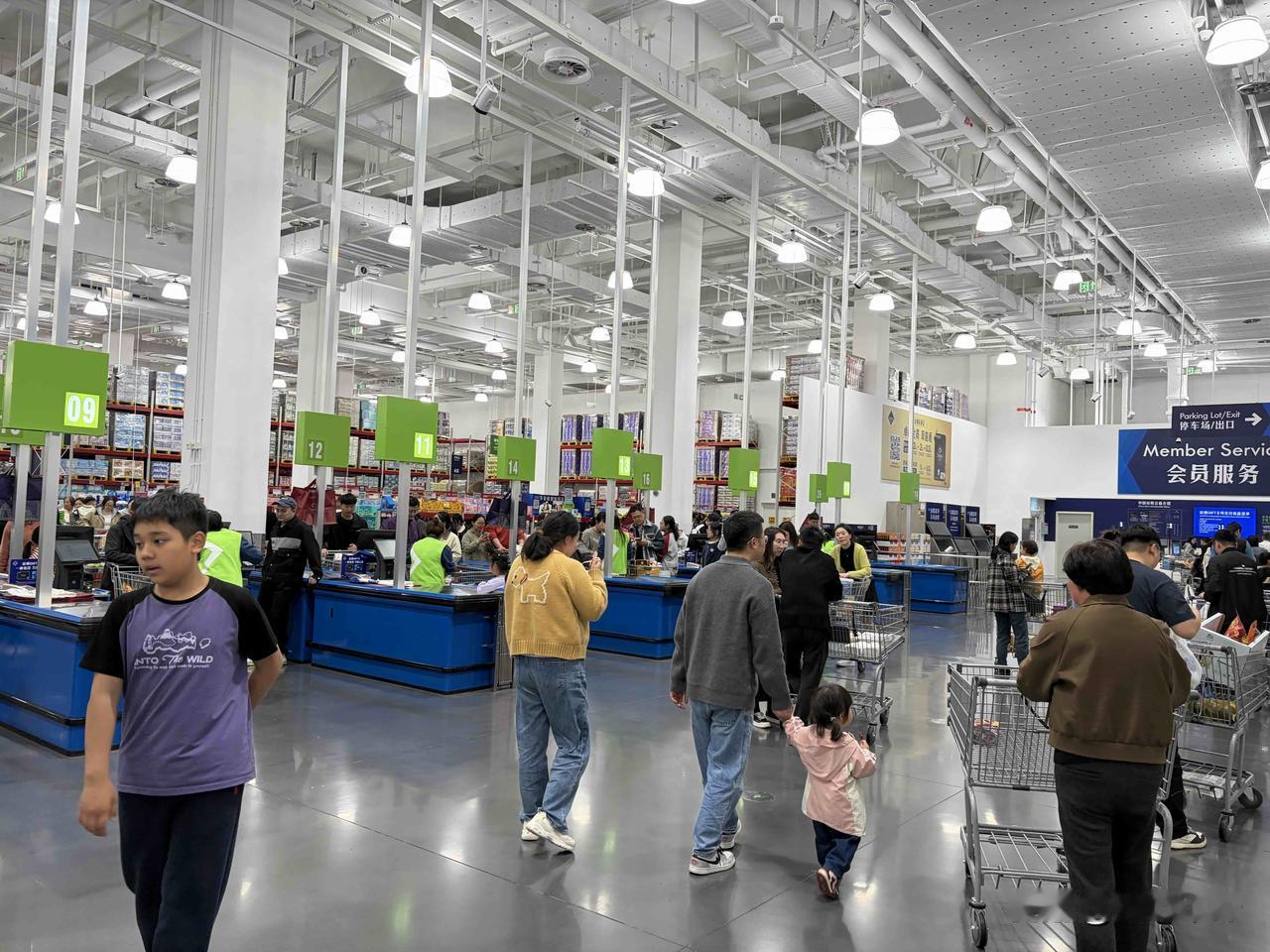 周一的晚上 8 点半，张家港山姆会员店依然人满为患，结账处排队，试吃那边排队人更