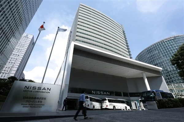 日产去年又亏了五千多亿日元，全球销量像坐滑梯。眼看在中国市场被挤得只剩半条命，它