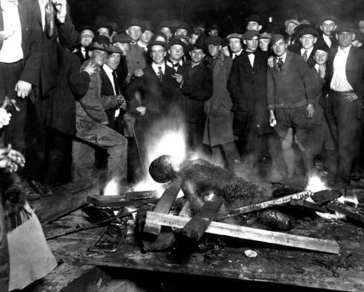 【美国的种族歧视与私刑】
1919年的夏天，美国发生了一系列的种族和劳工暴力事件