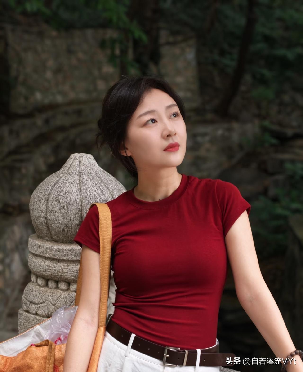 行香子·亭边姝
 
碧水亭台，云影悠哉。
素旗袍、绣满芳荄。
花簪点鬓，云髻盘钗