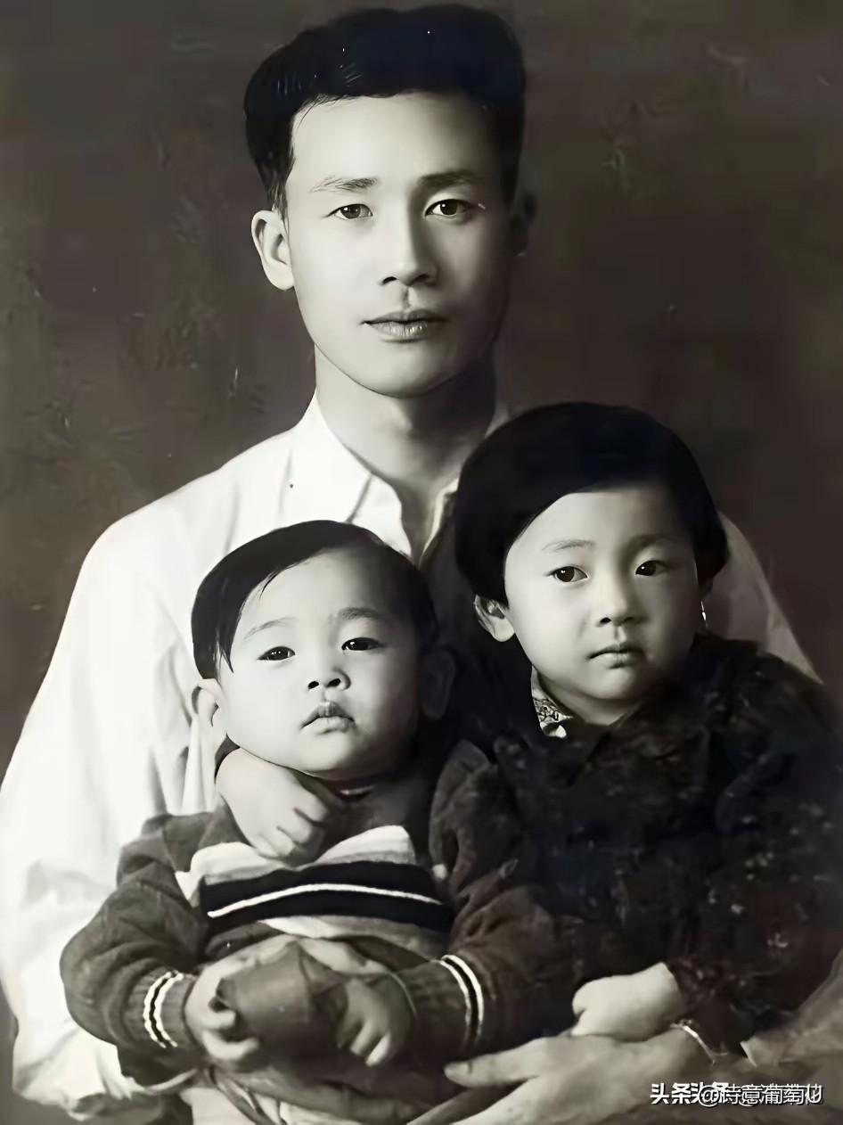 这是志愿军副军长吴国璋和孩子们的最后一张合影。1951年10月，他在执行任务的时