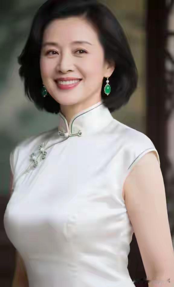 上联：光阴弹指过
下联：岁月转瞬间