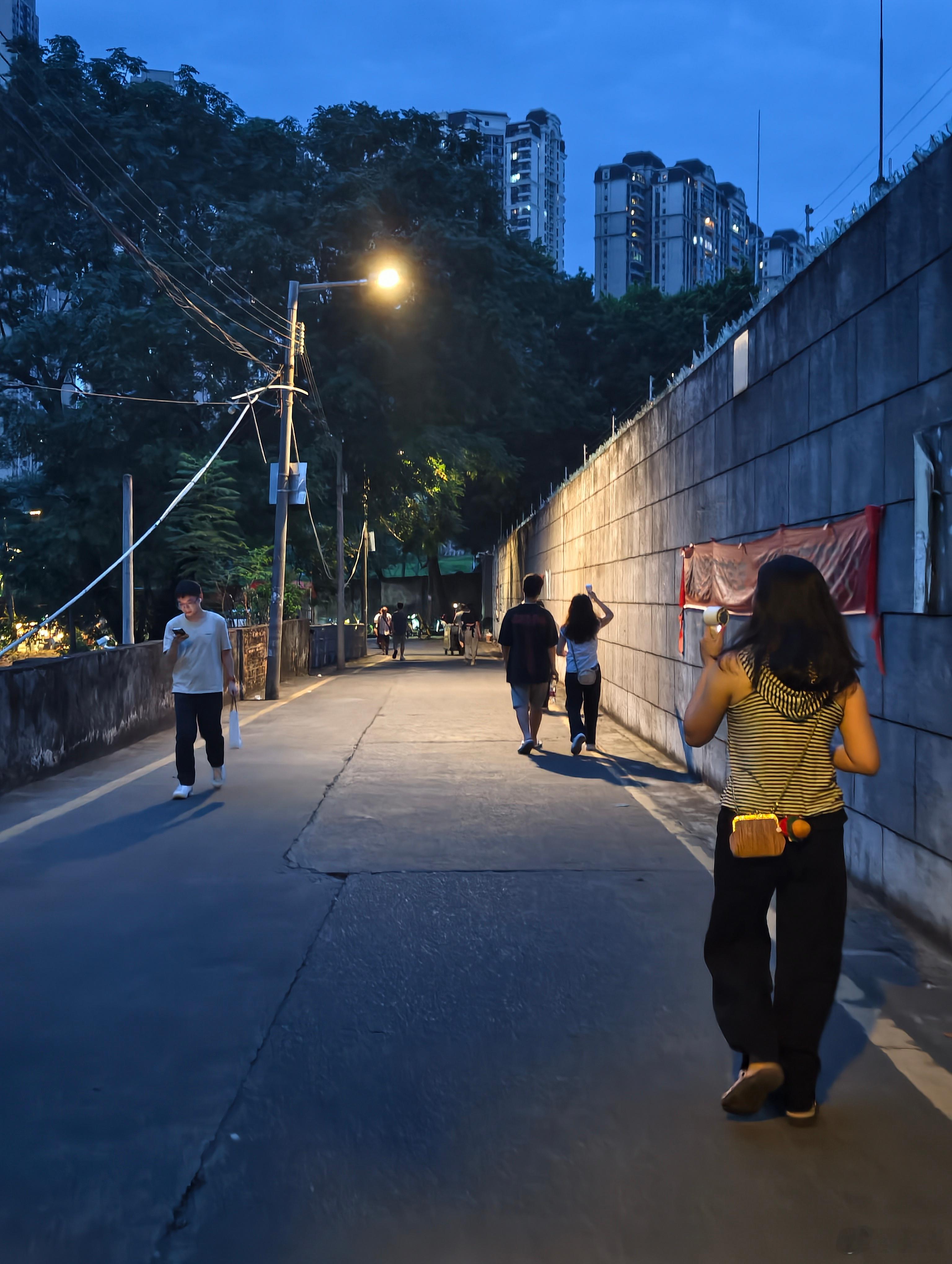 城中村，只要拎着箱子纸壳瓶子出来，就会遭遇不同路口的拦截。刚整理了一堆的纸箱子在