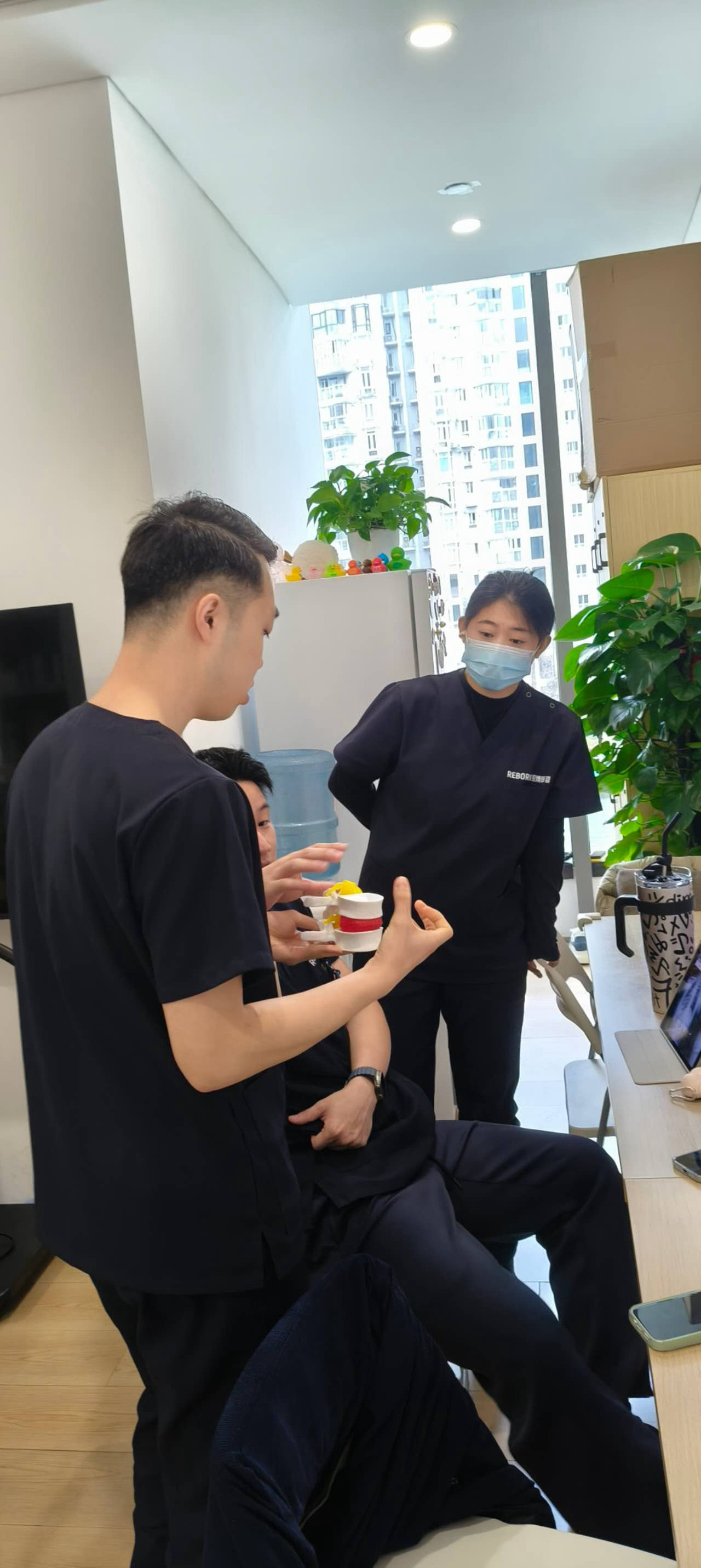 抓拍到上海静安店康复师们课后复盘现场——对于脊柱侧弯，如果是正发育期的孩子，及时