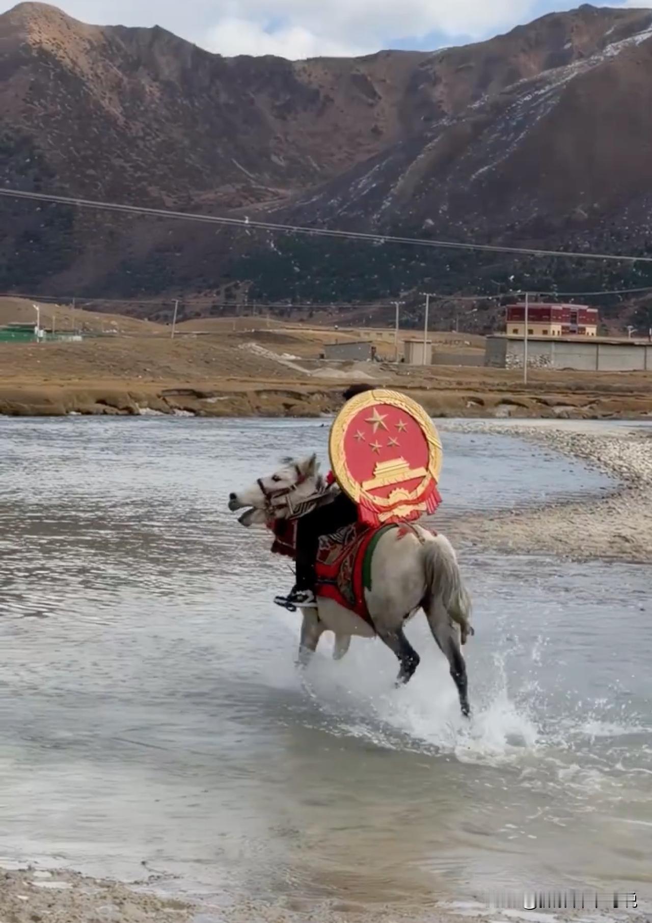 背着巨大的国徽骑马驰骋在祖国广袤的大地上，这是我见过最帅气的背影了。这就是马背上