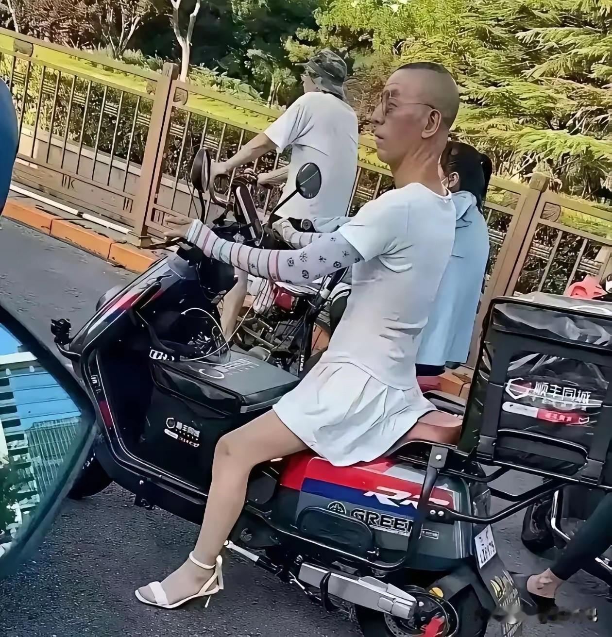 不是大哥，你穿这衣服出门不好吧