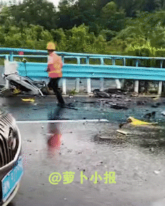 不看不知道一看吓一跳，车头去哪了？
网友“骑车君”近日发布视频，雨天路滑，高速公