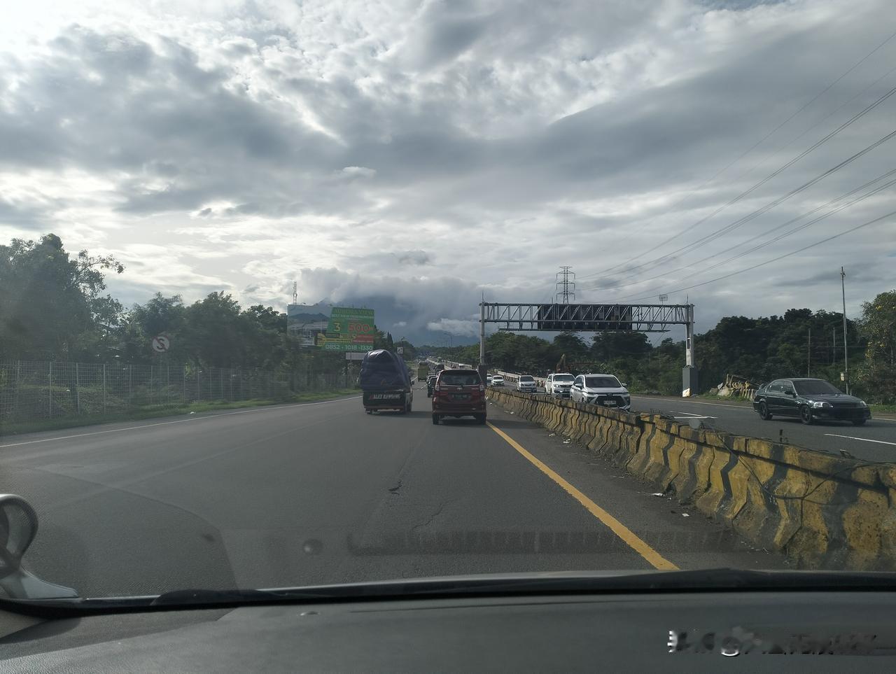 路终于通了！

树底下，李山娃——现在该叫李局长了——正弯腰捡起一块碎石子。身后