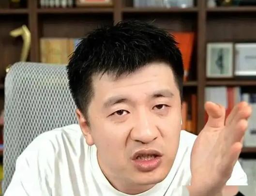 张雪峰有段话，说得又冷又真：“公安局的，孩子在读警校；卫健委的，孩子在学临床；法